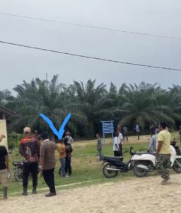 Bak Film Action, Aksi Oknum Brimob PAM PT. Bapco Lempar Senjata dan Diduga Dorong Serta Piting Leher Warga