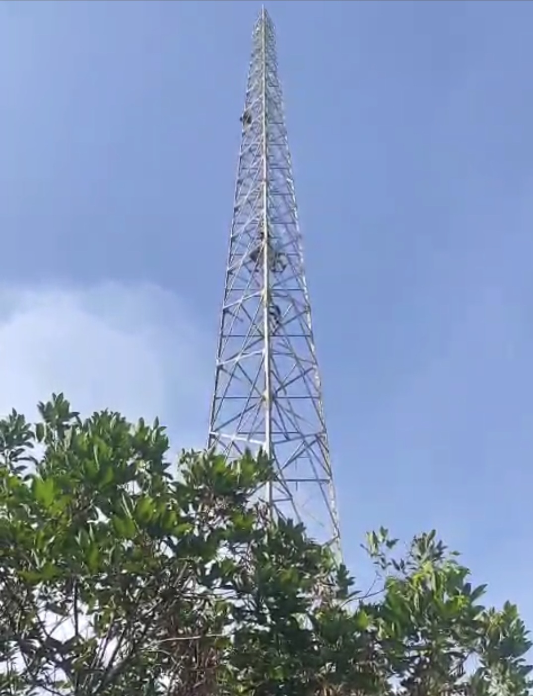 Diduga Libatkan Suap, Warga Mesjid Pirak Protes Pembangunan Tower Dipindahkan Kebelakang Rumah Orang Tua Geuchik
