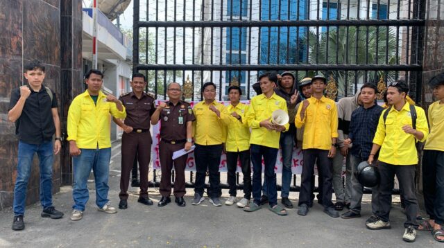 Mahasiswa Geruduk Kejatisu, Desak Kasus Korupsi Rp1,9 M Labusel Diambil Alih