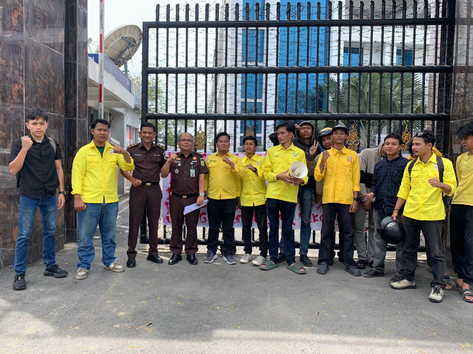 Mahasiswa Geruduk Kejatisu, Desak Kasus Korupsi Rp1,9 M Labusel Diambil Alih