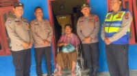 Sambut HUT Bhayangkara ke-80, Personel Polsek Sungai Kanan Labusel Blusukan Bagi-bagi Sembako ke Warga Kurang Mampu