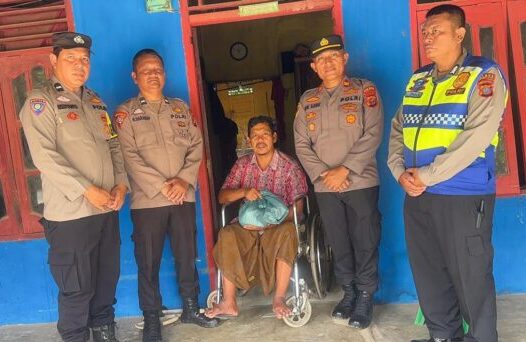 Sambut HUT Bhayangkara ke-80, Personel Polsek Sungai Kanan Labusel Blusukan Bagi-bagi Sembako ke Warga Kurang Mampu