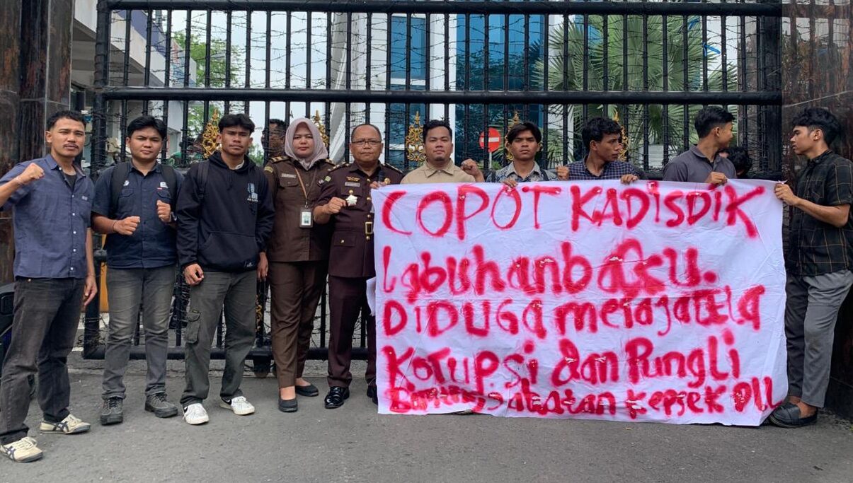 HEBOH! Kadisdik Labuhanbatu Diduga Sunat Anggaran Ruang Guru dan Jual Beli Jabatan Kepsek, Mahasiswa Geruduk Kejatisu